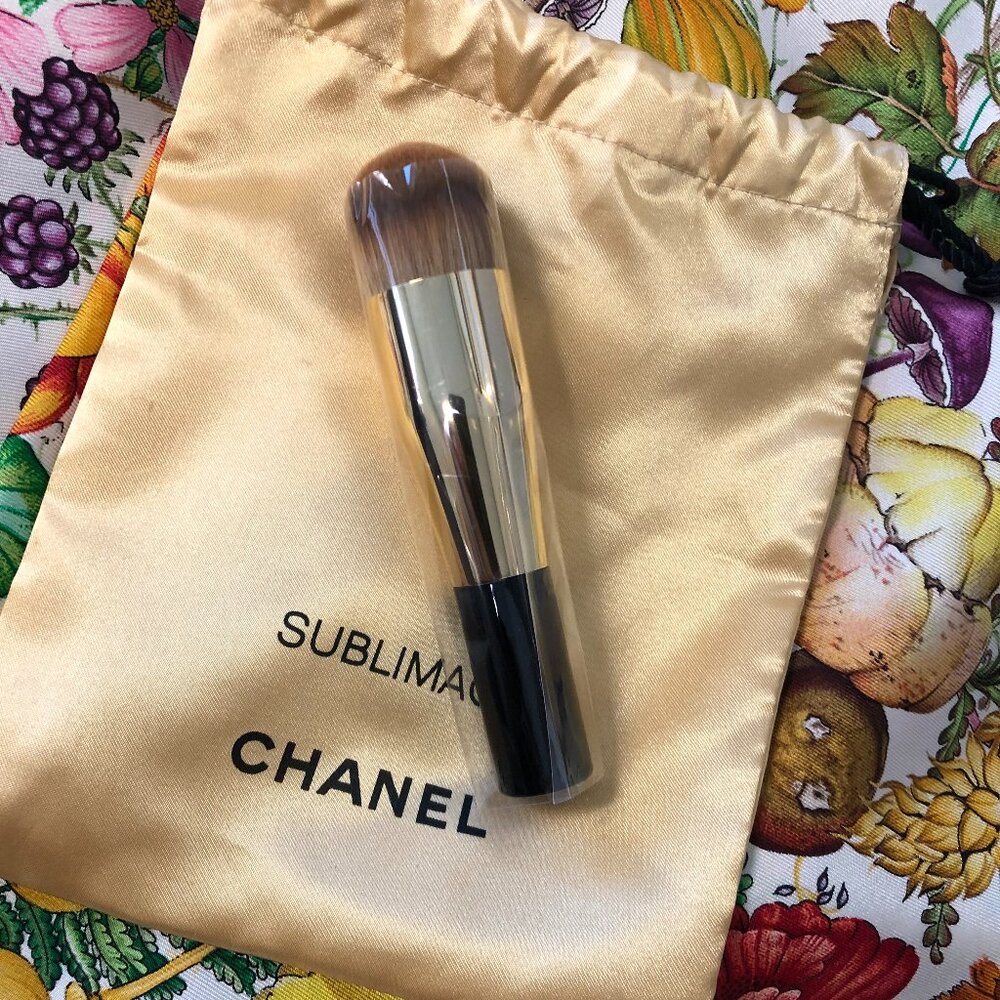 CHANEL New 4" (Full Size) Sublimage Foundation Brush